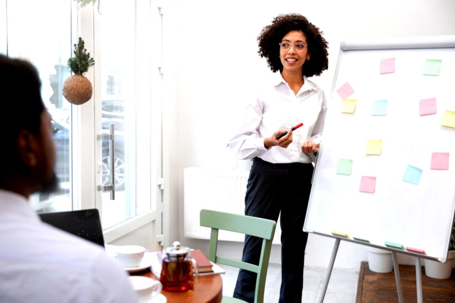 Professionelle Finanzanalystin arbeitet mit komplexen Datenmodellen